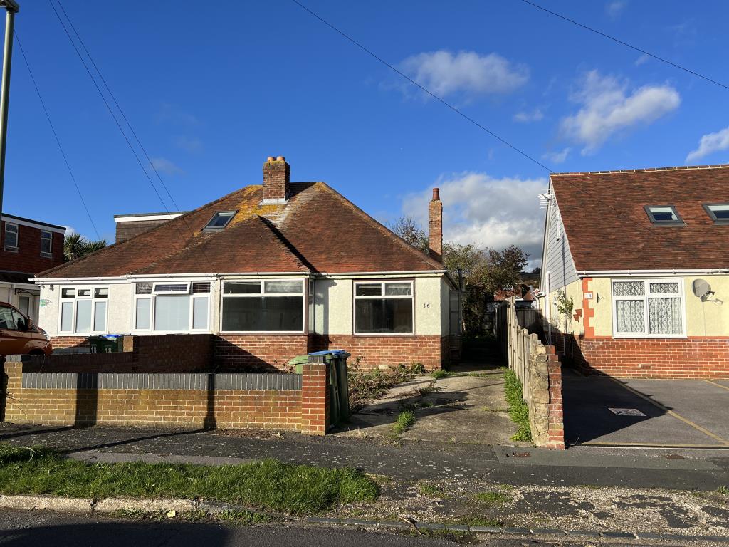 Lot: 138 - BUNGALOW FOR IMPROVEMENT - Front showing property and driveway to front